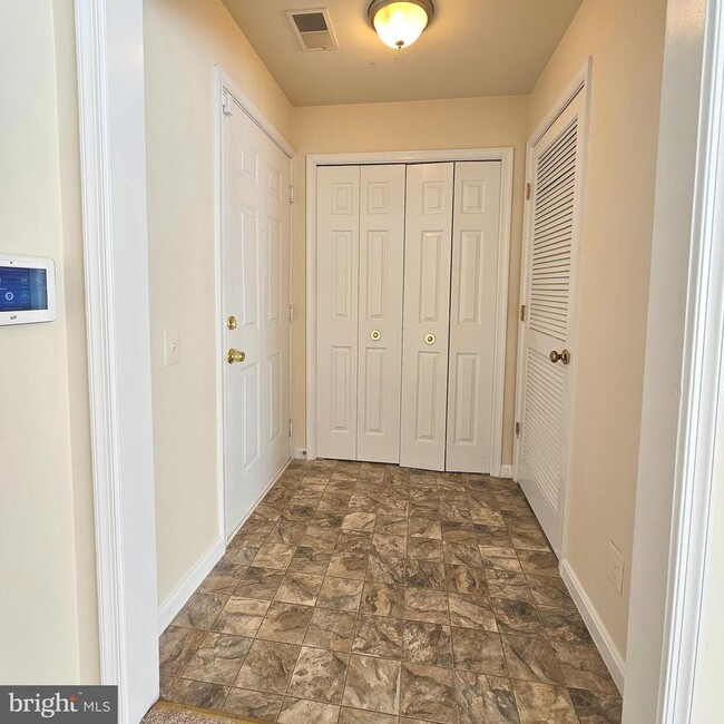 9248 Cardinal Forest Ln-Unit -201 in Lorton, VA - Building Photo - Building Photo