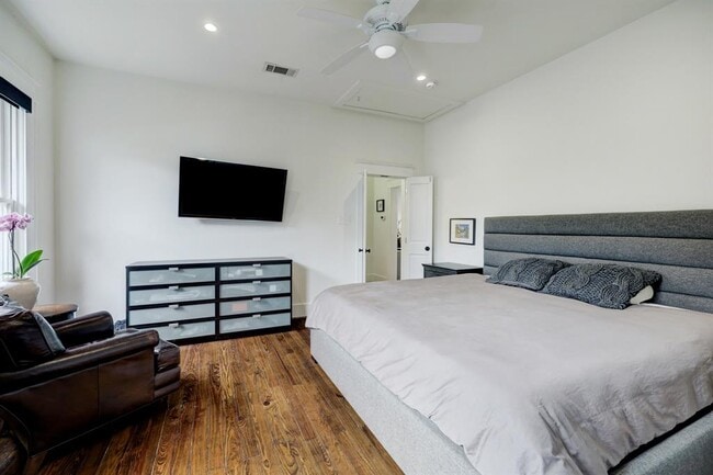 property at 2906 Houston Ave