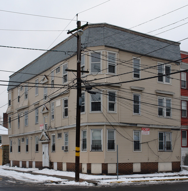 324 17th Ave in Irvington, NJ - Foto de edificio - Building Photo