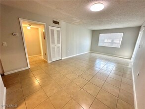 3417 Winkler Ave, Unit 607 in Ft. Myers, FL - Foto de edificio - Building Photo