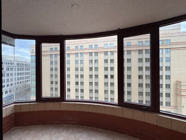 2400 Clarendon Blvd, Unit 706 in Arlington, VA - Building Photo - Building Photo