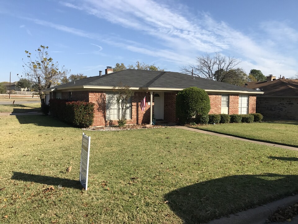 8401 Randy Drive in North Richland Hills, TX - Building Photo