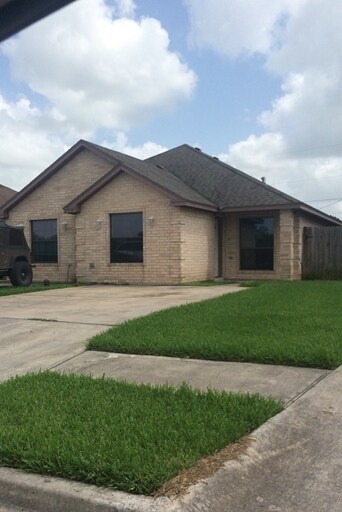 300 E 2nd St in Los Fresnos, TX - Foto de edificio - Building Photo