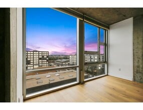 311 Oak St, Unit 732 in Oakland, CA - Foto de edificio - Building Photo