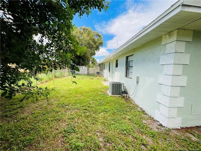 208 N 28th St in Fort Pierce, FL - Building Photo - Building Photo