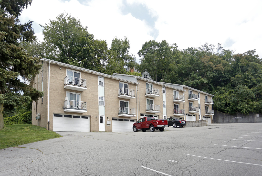 Bradford Court in Pittsburgh, PA - Building Photo