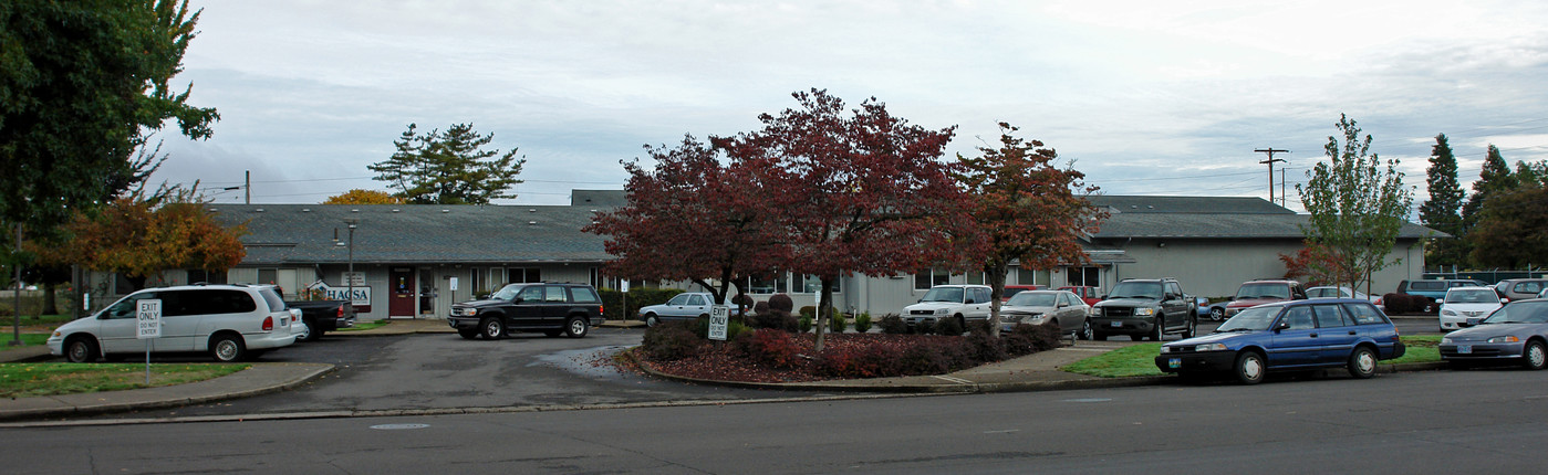 300 Fairview Dr in Springfield, OR - Building Photo