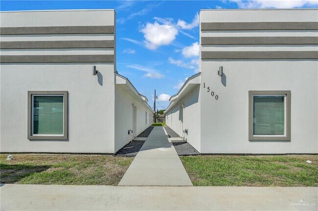 1500 W Heritage Dr in Pharr, TX - Building Photo - Building Photo