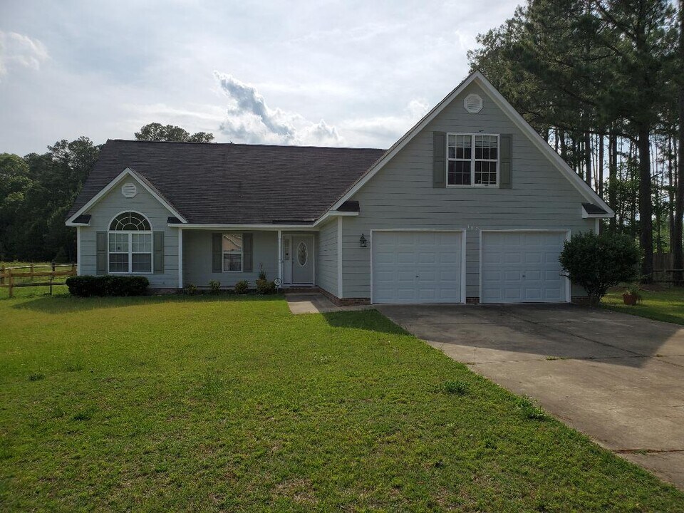 107 Early Dawn Dr in Raeford, NC - Building Photo