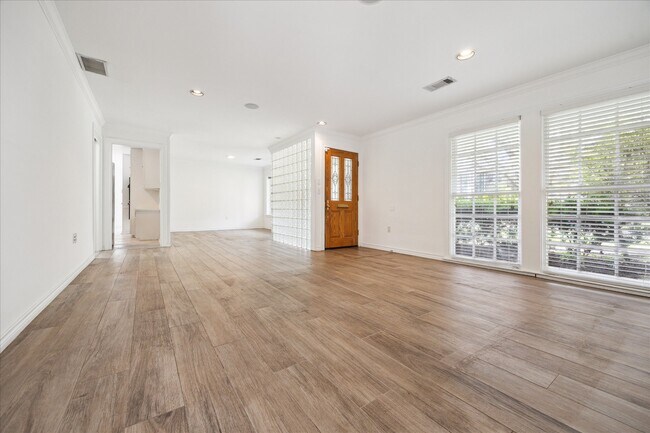 4025 Essex Ln in Houston, TX - Building Photo - Building Photo