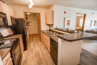 SH - Stonehedge Apartments in Sioux Falls, SD - Foto de edificio - Building Photo