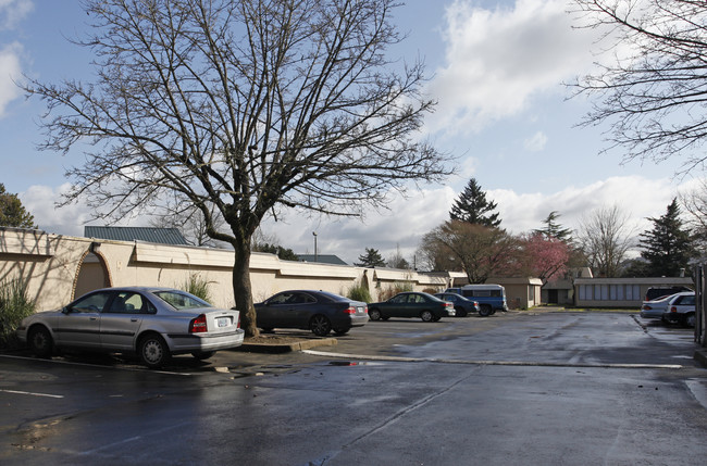 La Hacienda Apartments in Portland, OR - Building Photo - Building Photo