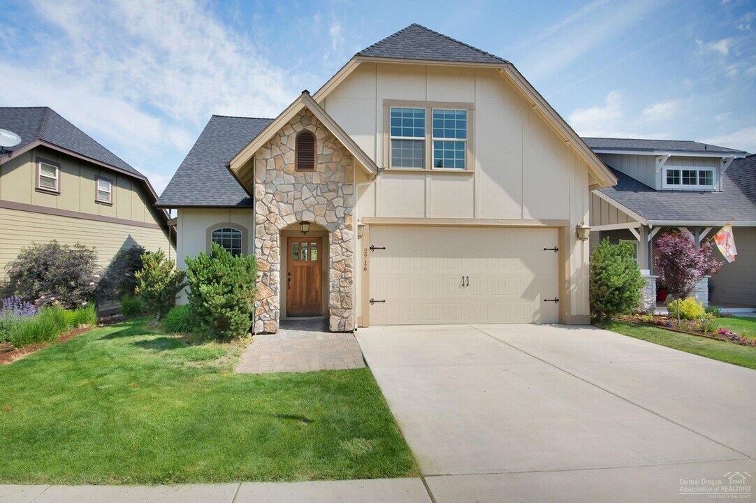 2716 NE Rosemary Dr in Bend, OR - Building Photo