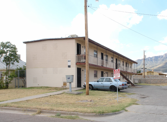 8841 Robert Dr in El Paso, TX - Building Photo - Building Photo