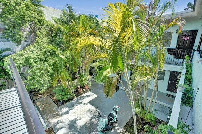 1945 Calais Dr in Miami Beach, FL - Building Photo - Building Photo