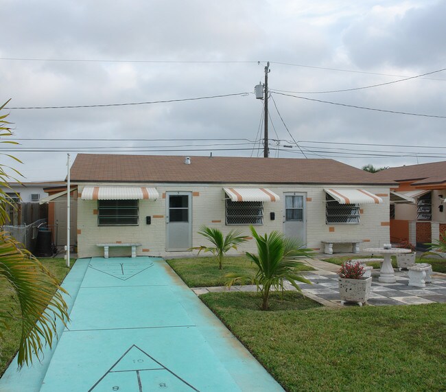 709 NE 4th Ct in Hallandale Beach, FL - Building Photo - Building Photo