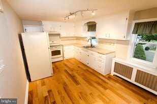 319 W Cir in Bristol, PA - Building Photo