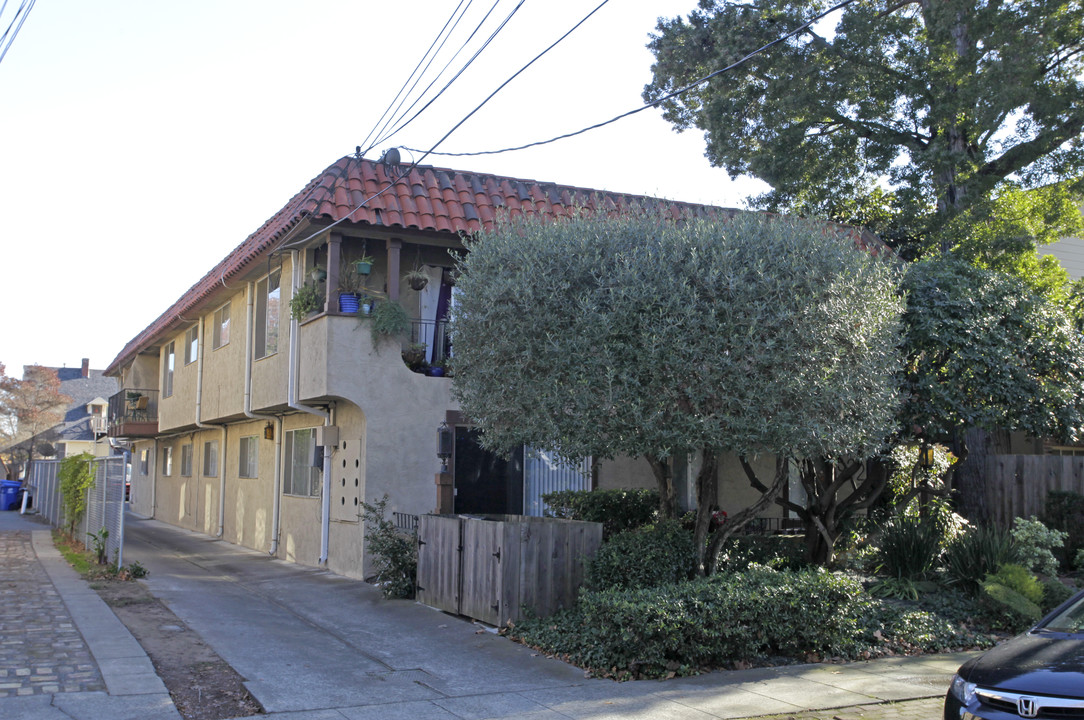 1534 Verdi St in Alameda, CA - Building Photo