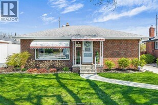 446 St John St in Windsor, ON - Building Photo