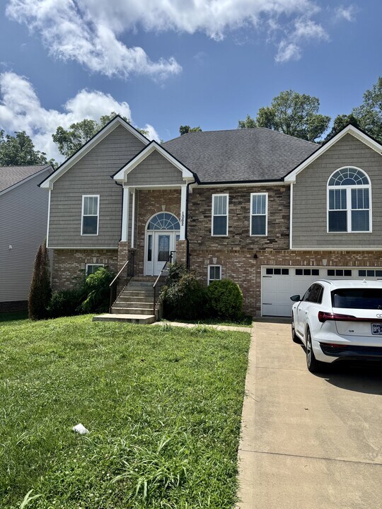 1062 Harrison Way in Clarksville, TN - Building Photo