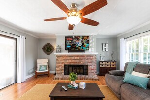 3926 Pineview Dr SE in Smyrna, GA - Building Photo
