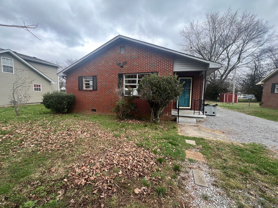510 W Washington St in Franklin, KY - Building Photo