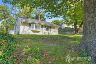 67 Woodland Ave in Woodbridge Township, NJ - Building Photo