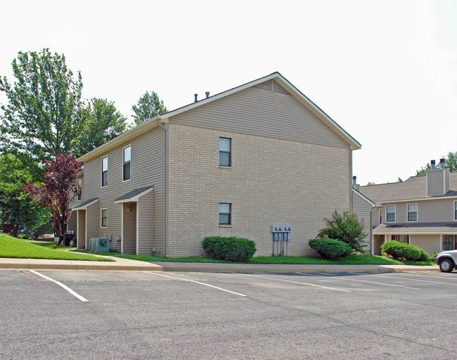 400 Fairway Cir in Springdale, AR - Building Photo - Building Photo