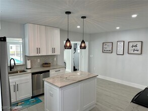 12511 Davis Blvd in Ft. Myers, FL - Foto de edificio - Building Photo