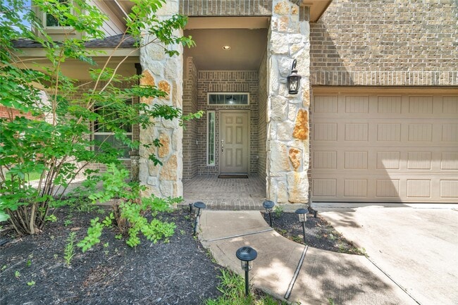 property at 2450 Garden Shadow Dr