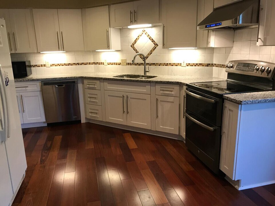 124 Hillsboro Pl, Unit 124 in Nashville, TN - Building Photo