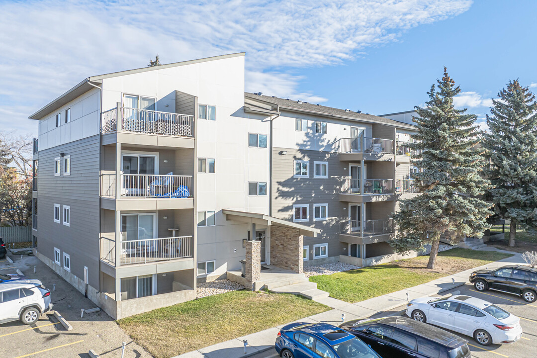 Hillview Estates Apartments in Edmonton, AB - Building Photo