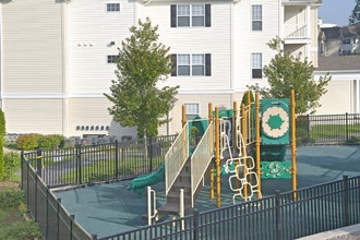Highlands at Dearborn Apartments in Peabody, MA - Foto de edificio - Building Photo