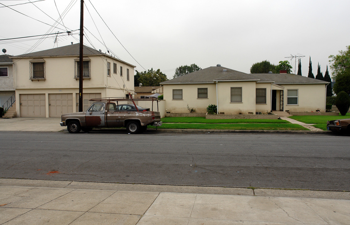 800 S Flower St in Inglewood, CA - Building Photo