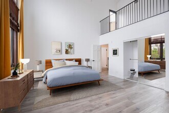 1342 N Highland Ave in Los Angeles, CA - Foto de edificio - Building Photo