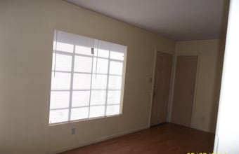 300 Griffiths St in Bakersfield, CA - Foto de edificio - Building Photo