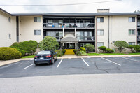 Narragansett Village Condominiums in Warwick, RI - Foto de edificio - Building Photo