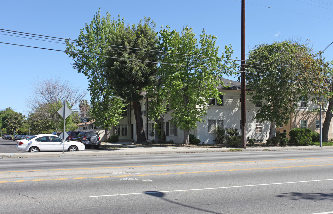 15519 Victory Blvd in Van Nuys, CA - Building Photo