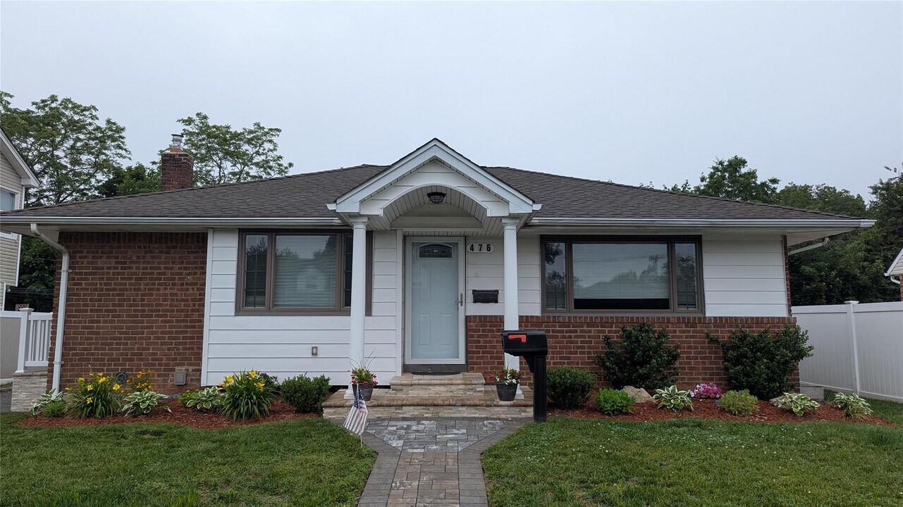 476 Whittier Ave in Levittown, NY - Building Photo