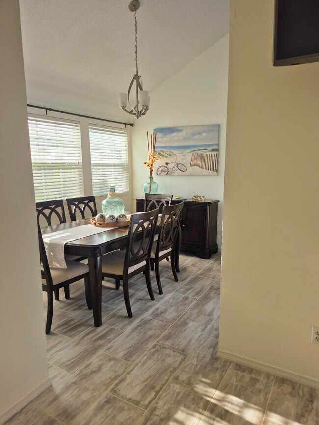 1975 Westminster Cir in Vero Beach, FL - Building Photo - Building Photo