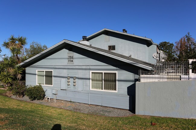 752-776 E Chase Ave in El Cajon, CA - Building Photo - Building Photo