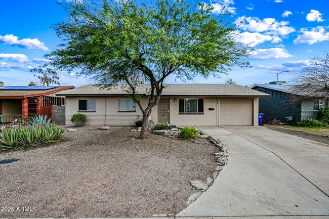 property at 913 E 7th Dr