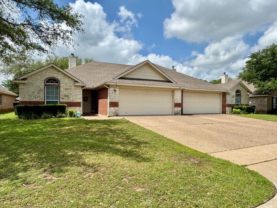 304 Chapel Trail Cir in Waco, TX - Building Photo