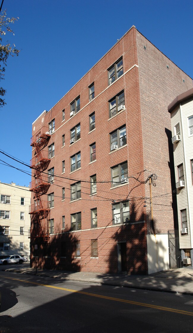 150 Livingston Ave in Yonkers, NY - Building Photo - Building Photo