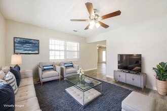 5 Victoria Dr in North Fort Myers, FL - Foto de edificio - Building Photo