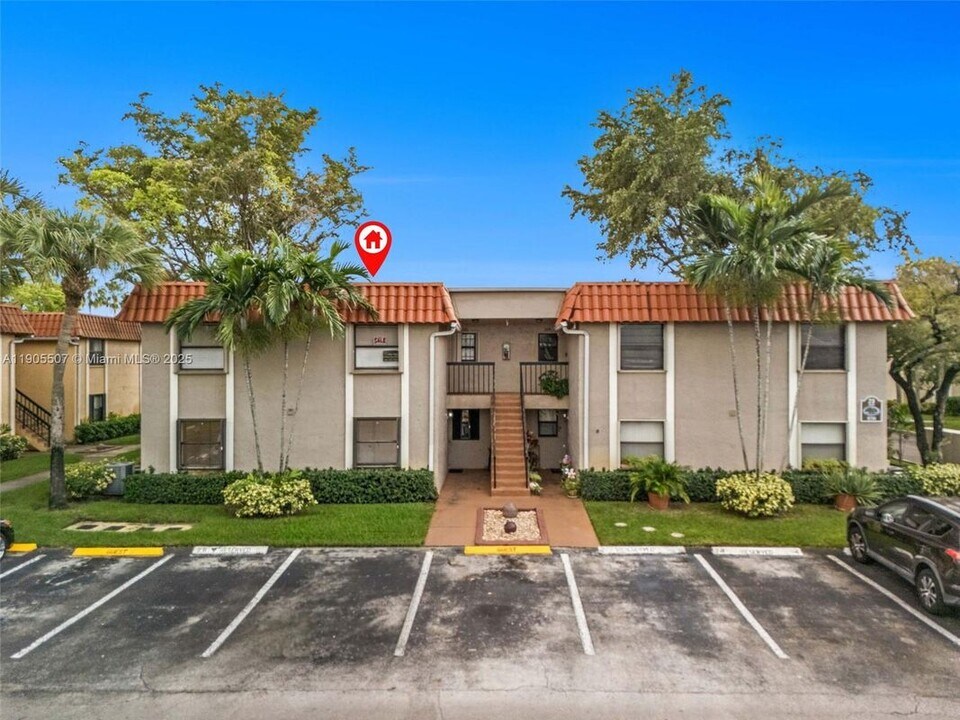 9730 Hammocks Blvd in Miami, FL - Building Photo