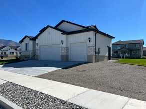 881 W Sagewood Dr in Stansbury Park, UT - Building Photo - Building Photo