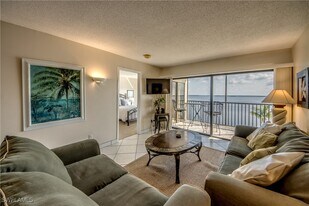 400 Lenell Rd in Fort Myers Beach, FL - Building Photo