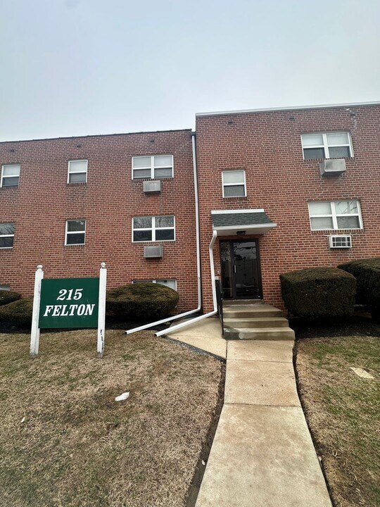 215 Felton Ave in Collingdale, PA - Building Photo