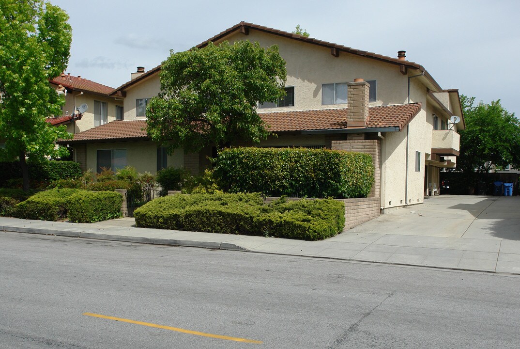 495 La Conner Dr in Sunnyvale, CA - Foto de edificio